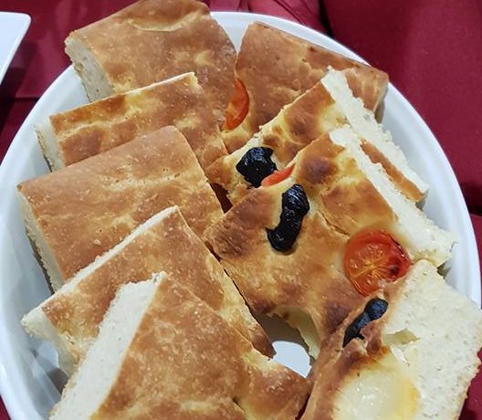 ricetta farina petra, focaccia classica, ricetta della scuola di cucina Noi Chef di Latina, iniziativa "A lezione di farina"