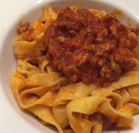 ricetta farina Petra, tagliatelle alla bolognese, ricetta della scuola di cucina Cucina Amica di Napoli per iniziativa "A lezione di farina", ricetta di marca su FrigoMagazine.com