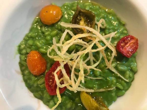 ricetta riso, Risotto al pesto di rucola, crema di mandorle, pomodori confit e olio alla noce, è cucina di Verona per #alezionedicucina