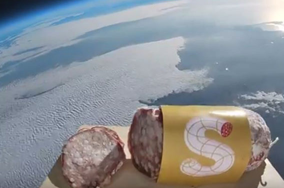 Per celebrare la Festa del Salame, gli organizzatori hanno lanciato il primo salame nello spazio, che per l'occasione non poteva non chiamarsi Gagarin